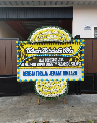 Papan Bunga Duka di Lingkas Ujung