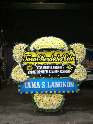 Papan Bunga Duka di Lingkas Ujung