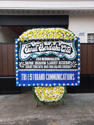 Papan Bunga Duka di Lingkas Ujung